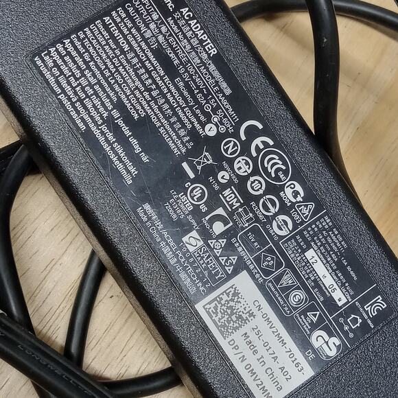 DELL AC Power Adapter Charger 19.5V AC100-240V 1.5A50-60HZ - Picture 1 of 6